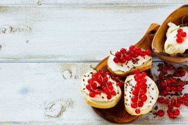 Kırmızı kuş üzümü ile Crostinis
