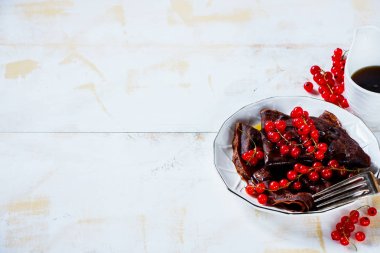 Kuş üzümü ile çikolatalı krep