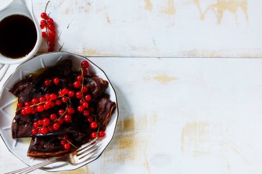 Kuş üzümü ile çikolatalı krep