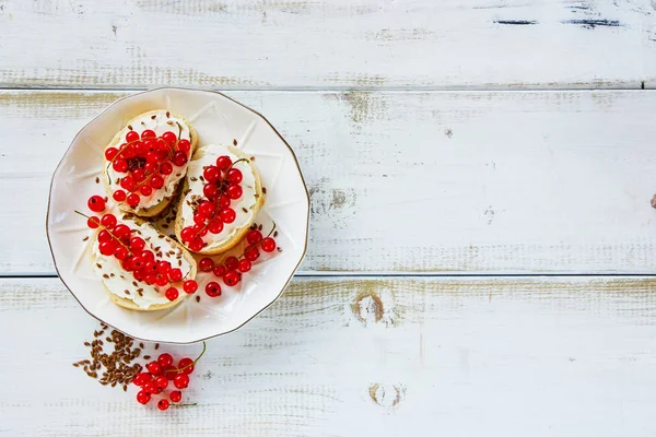 Kırmızı kuş üzümü ile Crostinis