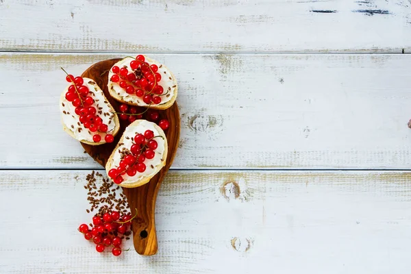 Kırmızı kuş üzümü ile Crostinis