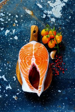 Çiğ somon bifteği