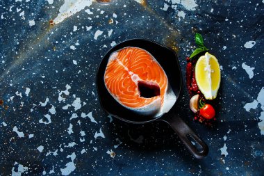 Çiğ somon bifteği