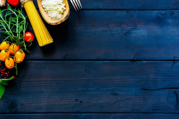 Spaghetti with ingredients — Stock Photo, Image