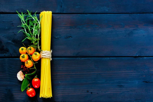 Spaghetti con ingredienti — Foto Stock