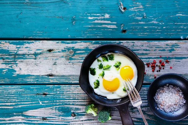 Petit déjeuner avec œufs frits — Photo
