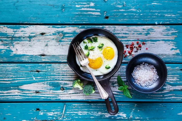 Breakfast with fried eggs — Stock Photo, Image