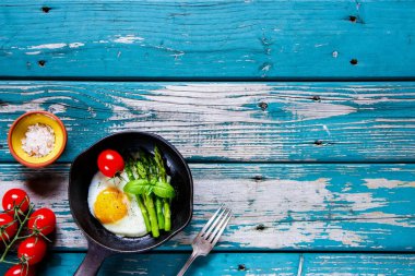 Kızarmış yumurta aspargus ile