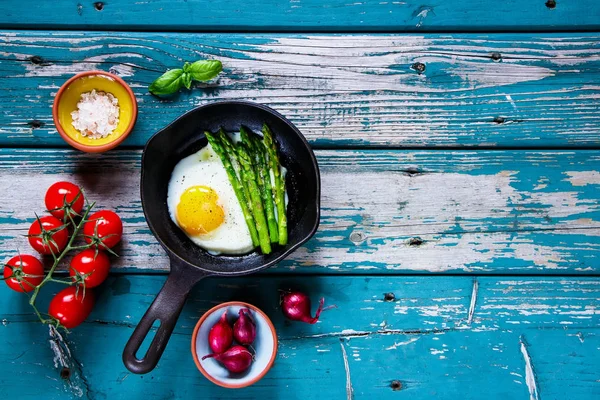 Kızarmış yumurta aspargus ile