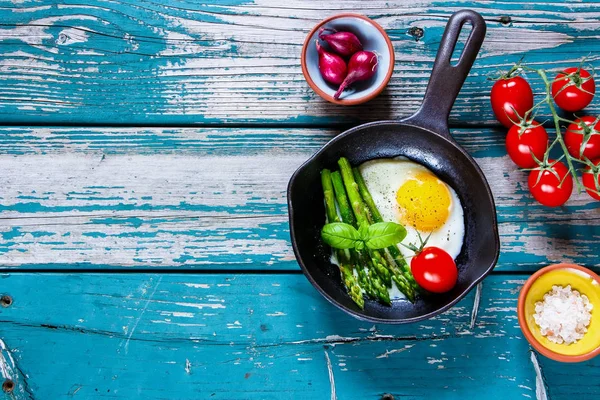 Gebakken eieren met asperges — Stockfoto