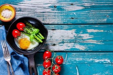 Kızarmış yumurta aspargus ile