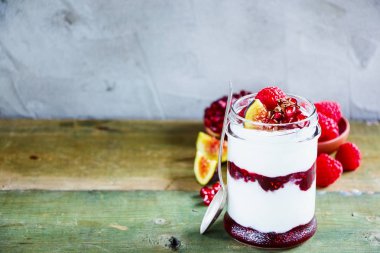 Yunan yoğurt ve çilek