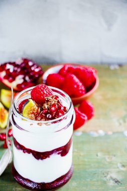 Yunan yoğurt ve çilek