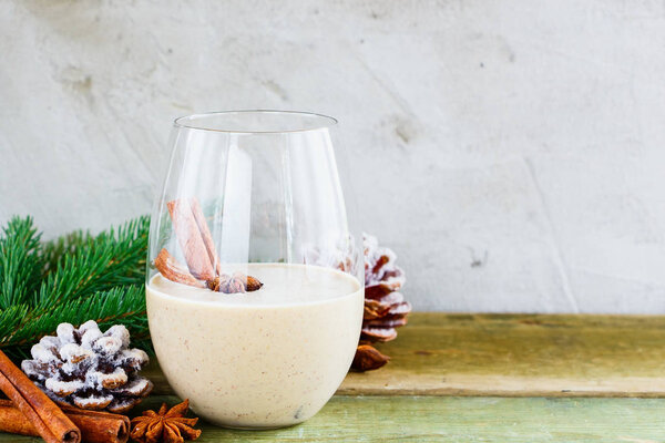 Традиционный зимний эггног