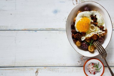 Yumurta, patates ve mantar yemek