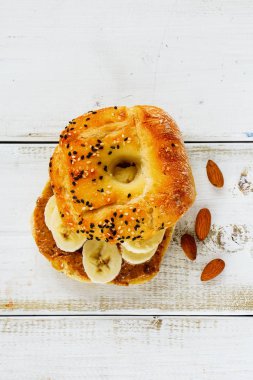 Badem ezmesi ile tost