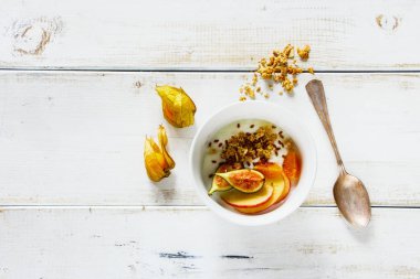 granola ile ev yapımı yoğurt