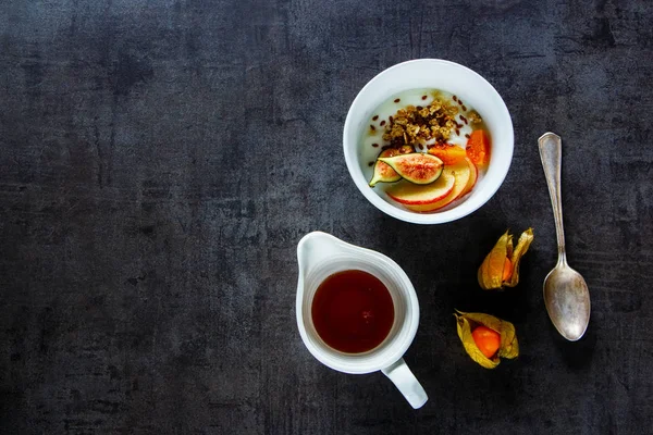 Homemade yoghurt with granola — Stock Photo, Image