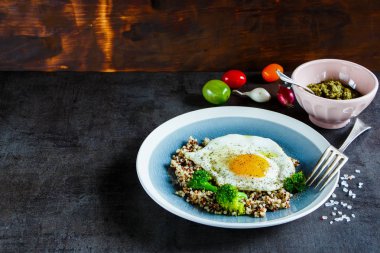 Quinoa, brokoli ve yumurta