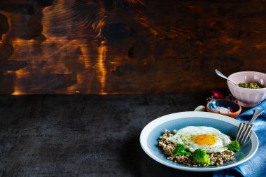 Quinoa, brokoli ve yumurta