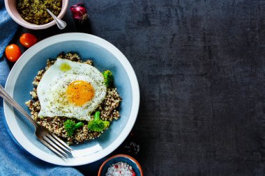 Quinoa, brokoli ve yumurta kase