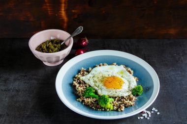 Quinoa, brokoli ve yumurta