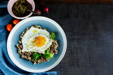 Quinoa, brokoli ve yumurta kase