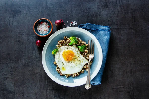 Quinoa, brokoli ve yumurta kase — Stok fotoğraf