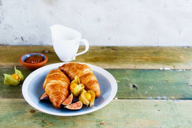 Kruvasan, reçel ve meyve