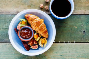 Kruvasan, reçel ve meyve