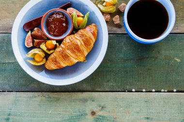 Kruvasan, reçel ve meyve