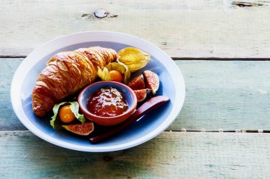 Kruvasan, reçel ve meyve