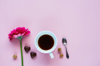 Çiçek, kahve ve çikolata
