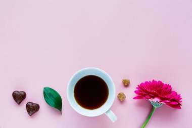 Çiçek, kahve ve çikolata