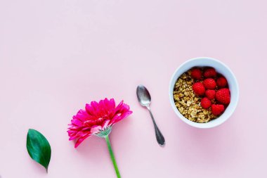Çiçek ve granola