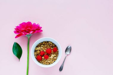 Çiçek ve granola