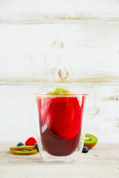 Geschichteter Frucht-Smoothie — Stockfoto