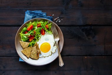 Yumurta ile kahvaltı tabağı