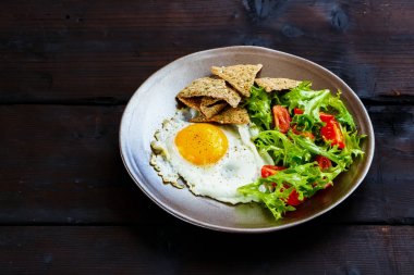 Yumurta ile kahvaltı tabağı