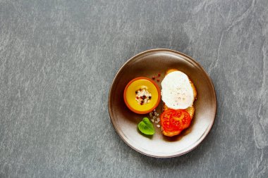 Bruschetta haşlanmış yumurta