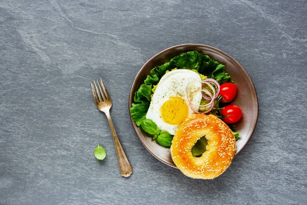 Bagel aux œufs et légumes — Photo