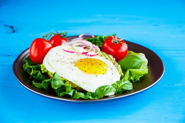 Bagel with egg and vegetables — Stock Photo, Image