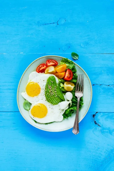 Huevos y verduras fritos — Foto de Stock