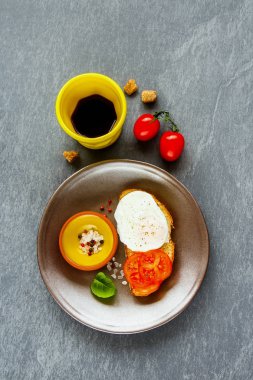 Bruschetta haşlanmış yumurta