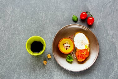 Bruschetta haşlanmış yumurta