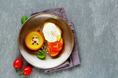 Bruschetta haşlanmış yumurta