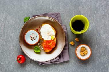 Bruschetta haşlanmış yumurta