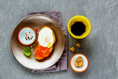 Bruschetta haşlanmış yumurta