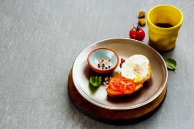 Bruschetta haşlanmış yumurta