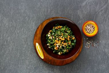 Kale ve quinoa salata